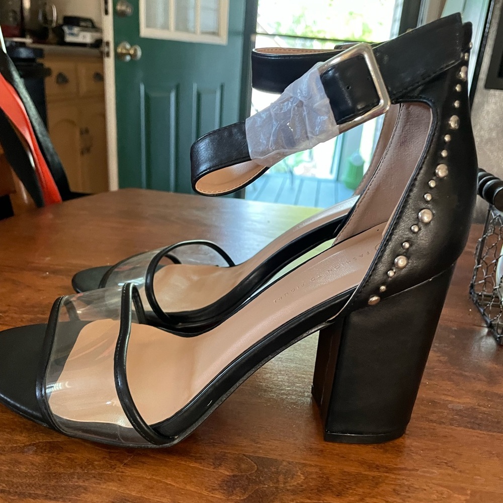 Black and clear fashion to figure heels